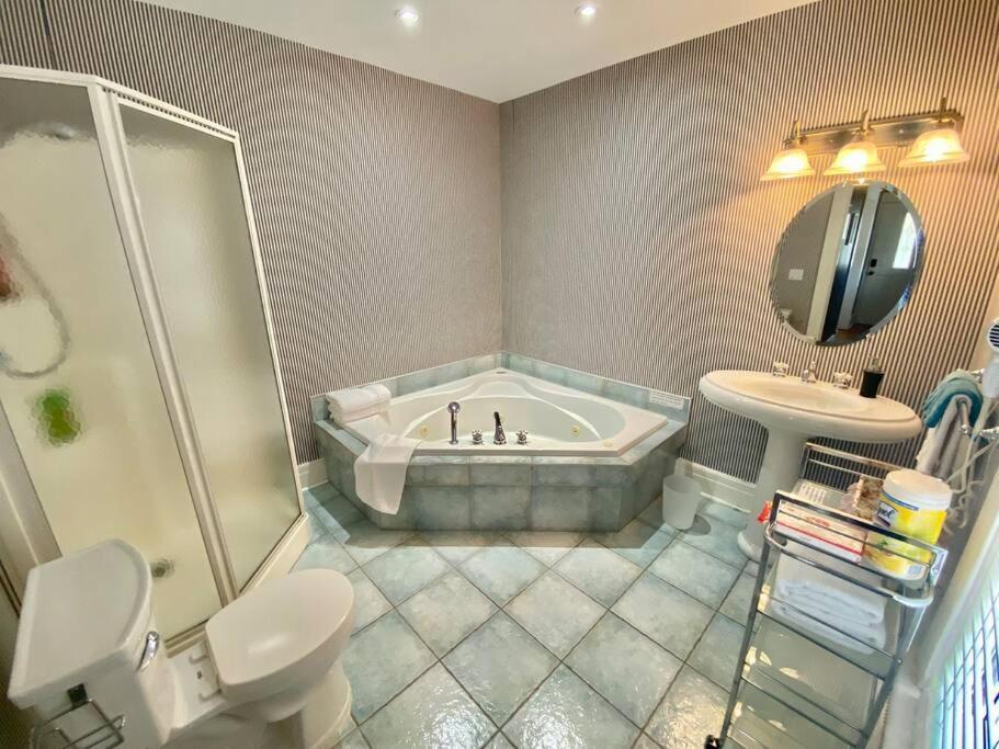 Adorable 2-Bedroom Unit With Jacuzzi Beside Falls ไนแอการาฟอลส์ ภายนอก รูปภาพ