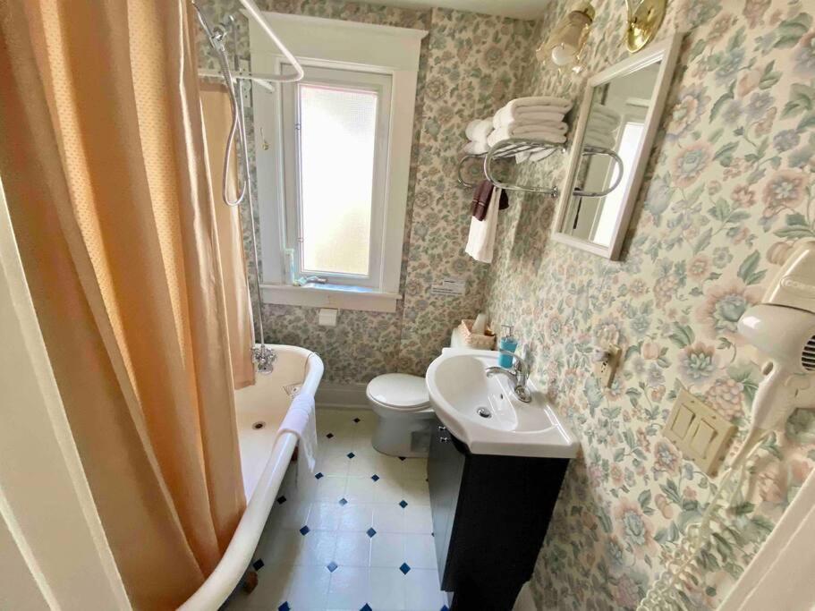 Adorable 2-Bedroom Unit With Jacuzzi Beside Falls ไนแอการาฟอลส์ ภายนอก รูปภาพ