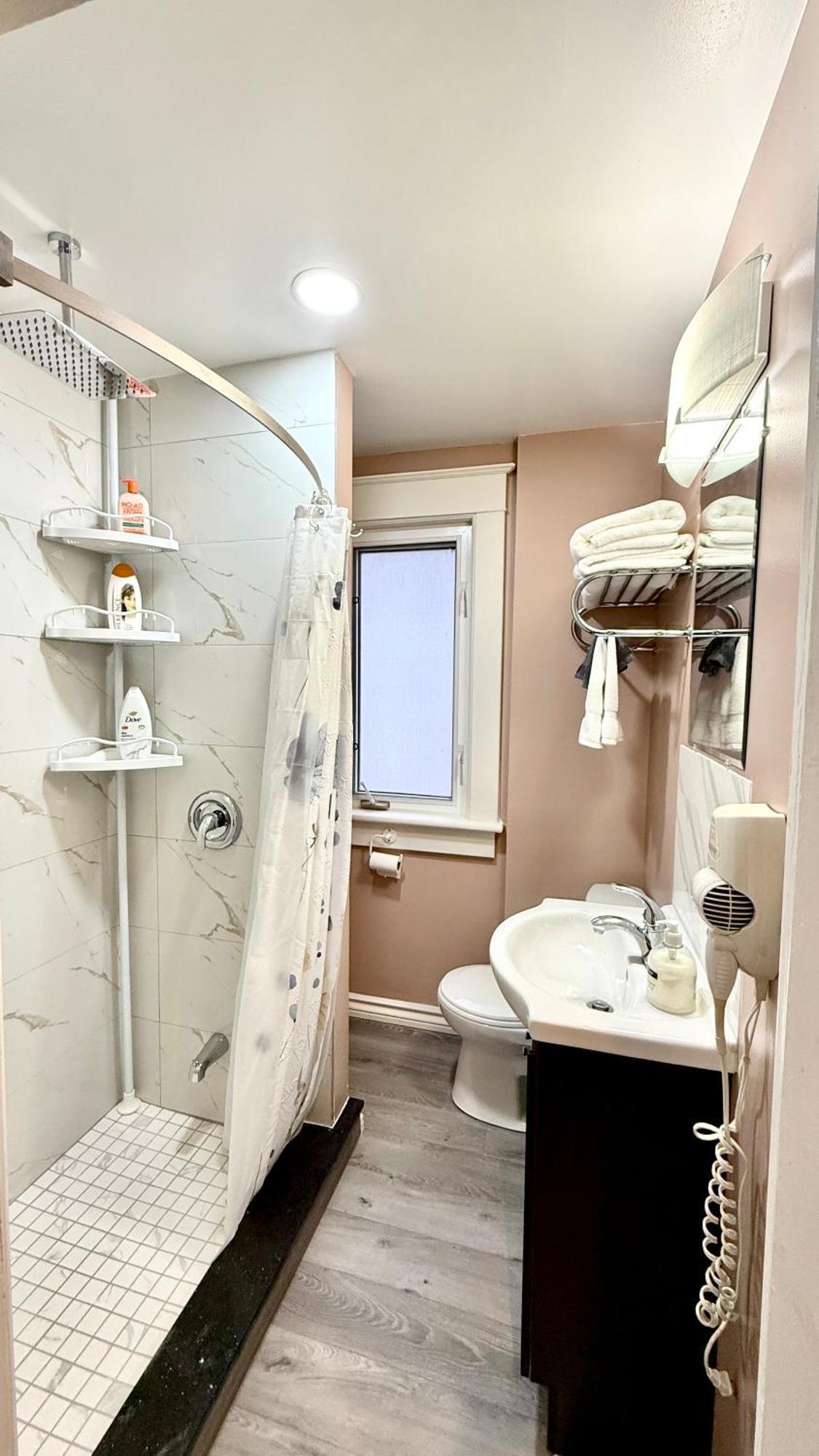 Adorable 2-Bedroom Unit With Jacuzzi Beside Falls ไนแอการาฟอลส์ ภายนอก รูปภาพ