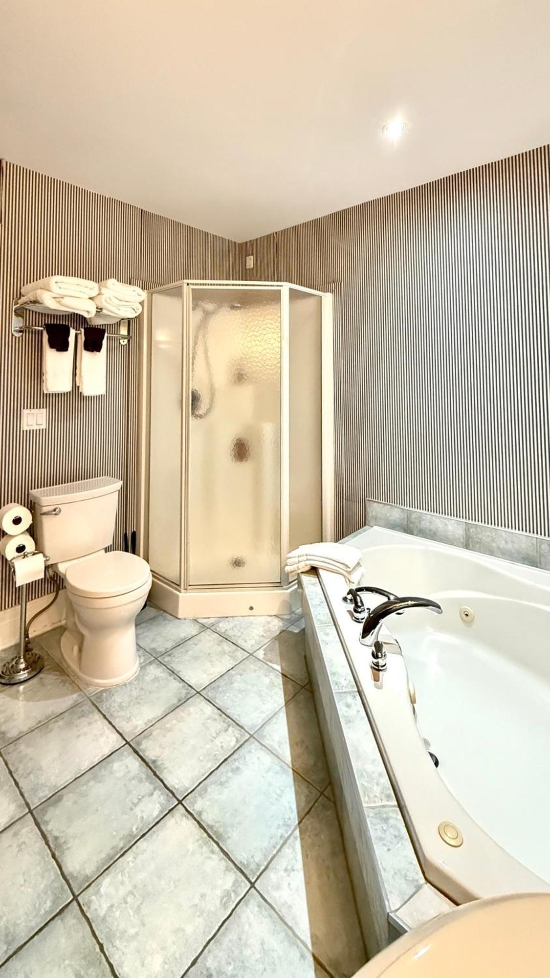 Adorable 2-Bedroom Unit With Jacuzzi Beside Falls ไนแอการาฟอลส์ ภายนอก รูปภาพ