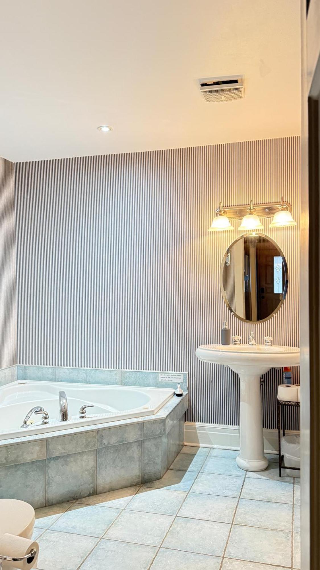 Adorable 2-Bedroom Unit With Jacuzzi Beside Falls ไนแอการาฟอลส์ ภายนอก รูปภาพ